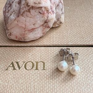Vintage Avon Pearlesque Ivory Faux Pearl Stud Earrings NiB Silver Posts